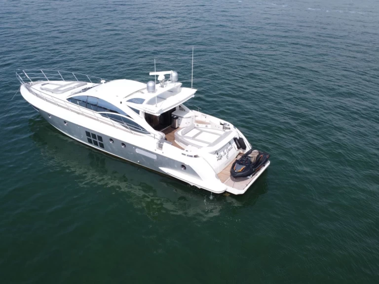 Azimut Azimut 62 S charter bareboat eller skeppad i Miami 