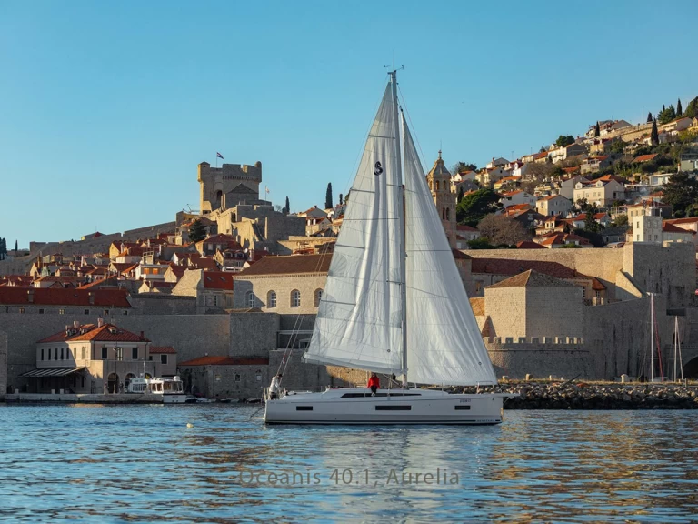 Hyr en Bénéteau Oceanis 40.1 Komolac 