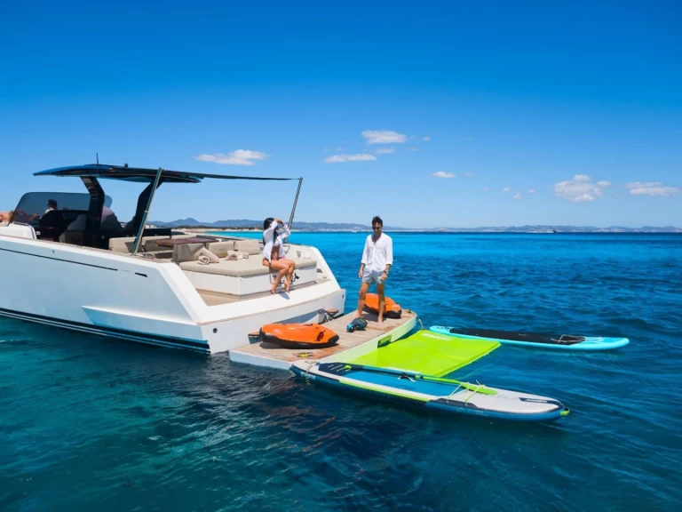 Uthyrning Motorbåt  Pardo Yachts med en båtlicens 