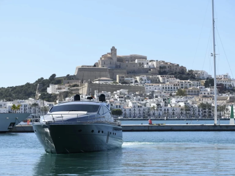 Yacht charter Ibiza Town billig Pershing 62