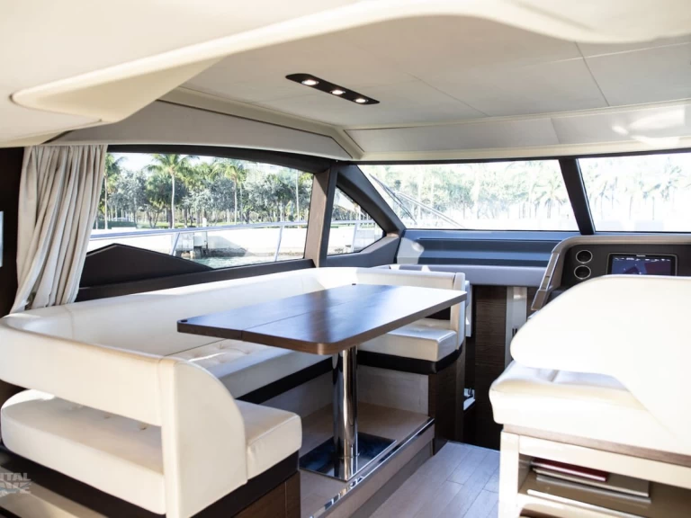 Azimut Azimut 55 charter bareboat eller skeppad i Miami Beach