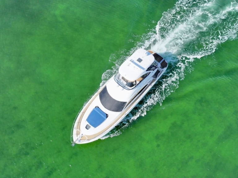 Sea Ray 56 charter bareboat eller skeppad i Miami 