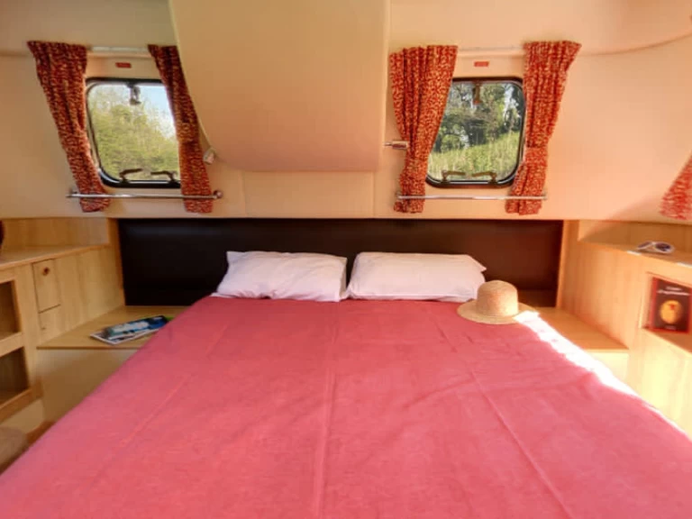 Le Boat Royal Mystique B charter bareboat eller skeppad i Saint-Jean-de-Losne