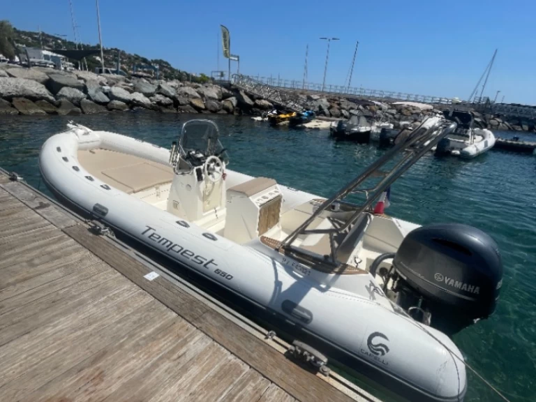 Capelli Tempest 650 charter bareboat eller skeppad i Les Issambres