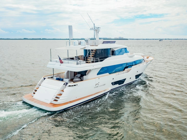 Hyr en Custom Line Custom Line 95' Miami Beach 