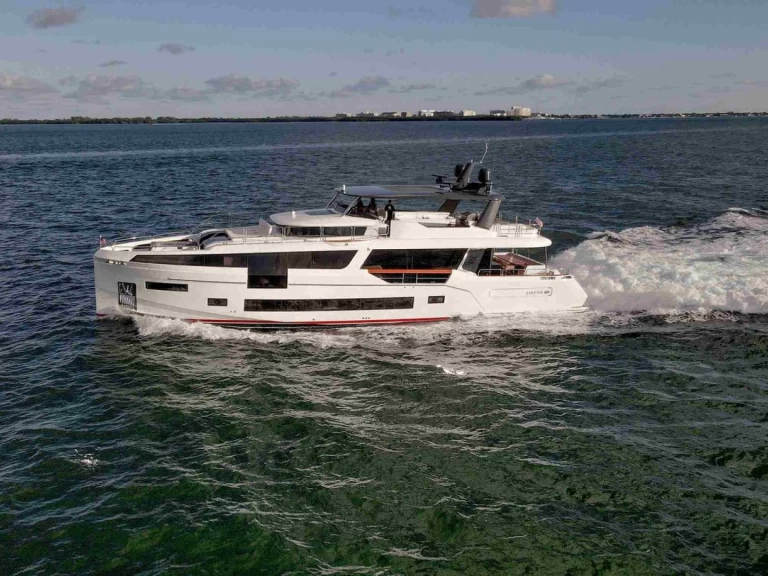 Sirena 88’ Sirena charter bareboat eller skeppad i Miami Beach