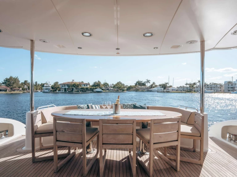 Uthyrning Lyx yacht Lazzara med en båtlicens 