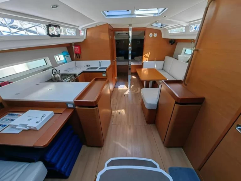 Hyra Segelbåt  med eller utan skeppare Jeanneau Alimos 