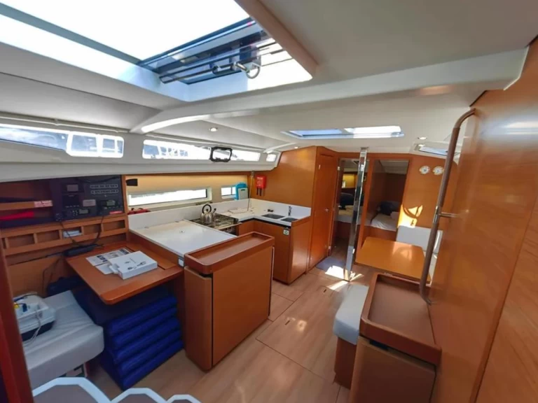 Uthyrning Segelbåt  Jeanneau med en båtlicens 