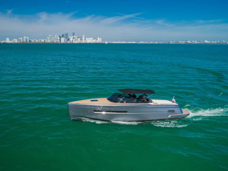 Canard 36 charter bareboat eller skeppad i Miami 