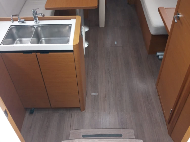 Hyra Segelbåt  med eller utan skeppare Jeanneau Procida 