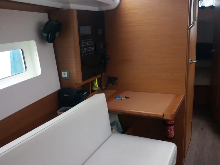 Uthyrning Segelbåt  Jeanneau med en båtlicens 