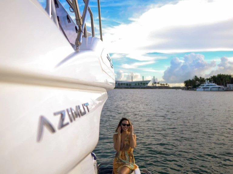 Azimut Azimut 42 Fly charter bareboat eller skeppad i Miami Beach