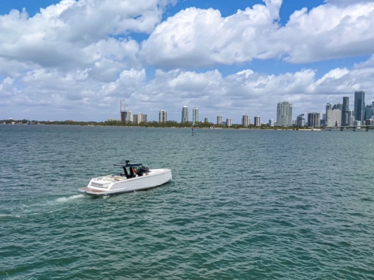 Pardo Yachts Pardo 43 charter bareboat eller skeppad i Miami Beach