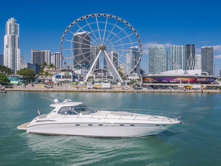 Sea Ray Sea Ray 500 Sundancer charter bareboat eller skeppad i Miami 