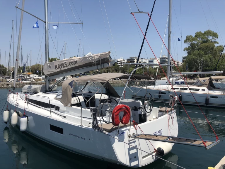 Jeanneau Sun Odyssey 440 charter bareboat eller skeppad i Alimos