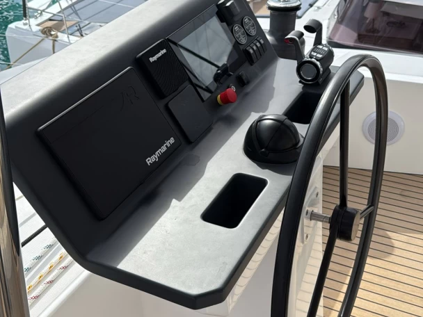 Bali Bali 5.8-5 cabin charter bareboat eller skeppad i Olbia