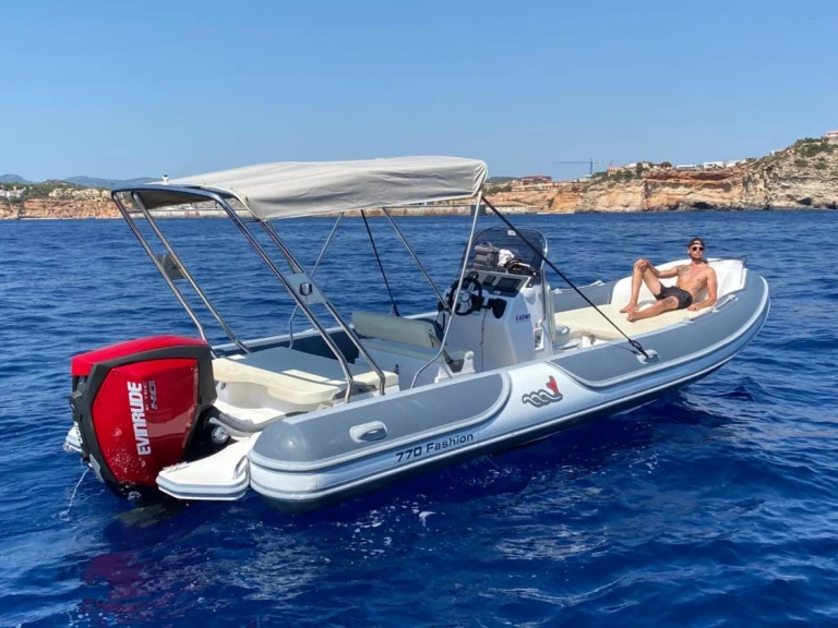 Uthyrning RIB MV Marine med en båtlicens 