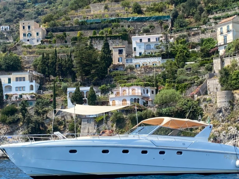 Uthyrning Motorbåt  Ferretti med en båtlicens 