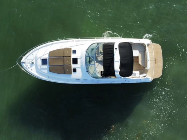 Sea Ray Sea Ray 400 Sundancer charter bareboat eller skeppad i Key Biscayne