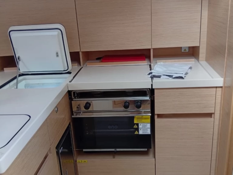 Hanse Hanse 418 charter bareboat eller skeppad i Gouvia