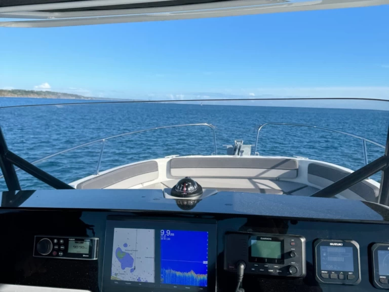 Jeanneau Cap Camarat 9.0 CC charter bareboat eller skeppad i Saint-Quay-Portrieux