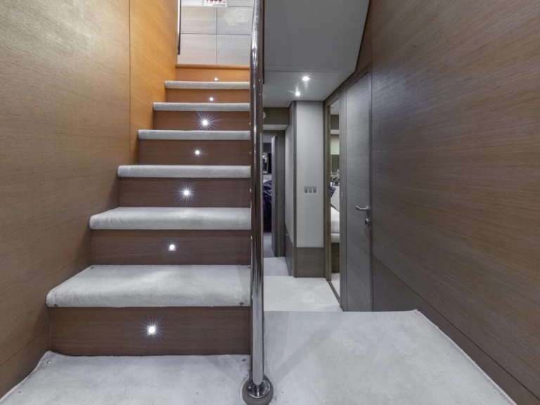 Uthyrning Lyx yacht Aicon med en båtlicens 