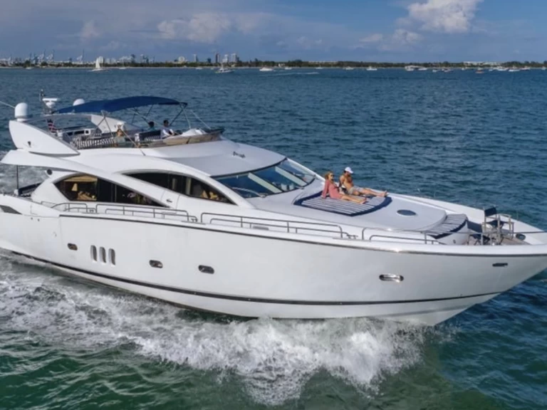 Sunseeker Manhattan 80 charter bareboat eller skeppad i Miami Beach