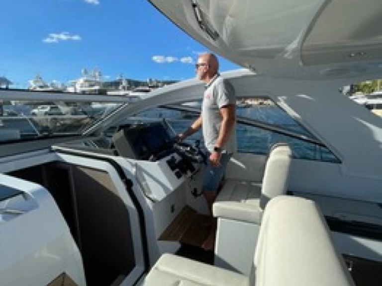 Hyra Motorbåt  med eller utan skeppare Sealine El Toro 