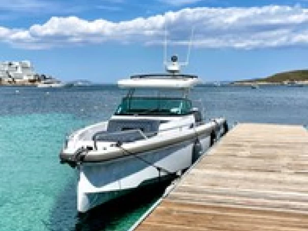 Uthyrning Motorbåt  Axopar med en båtlicens 