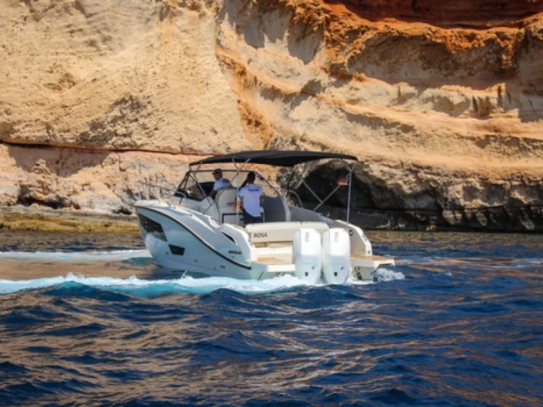 Quicksilver 875 Sundeck charter bareboat eller skeppad i El Toro