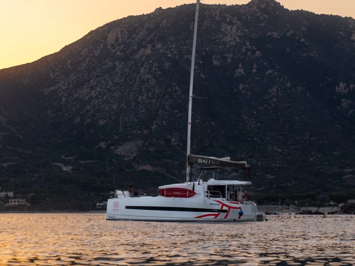 Bali Bali 4.1 charter bareboat eller skeppad i Cagliari