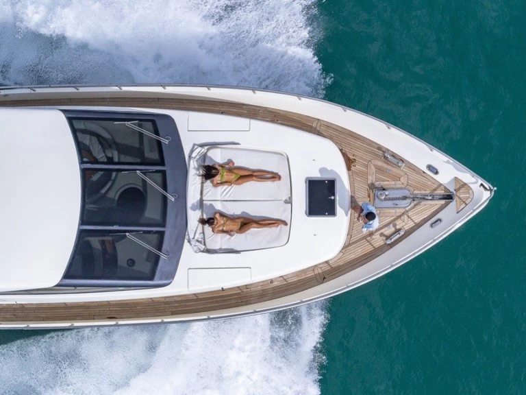 Azimut Azimut 70 charter bareboat eller skeppad i Miami Beach