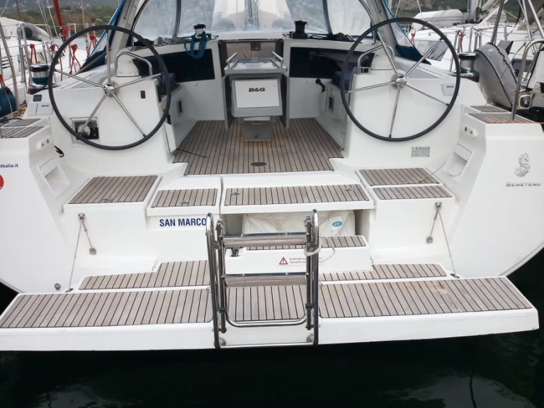 Bénéteau Oceanis 48 charter bareboat eller skeppad i Procida