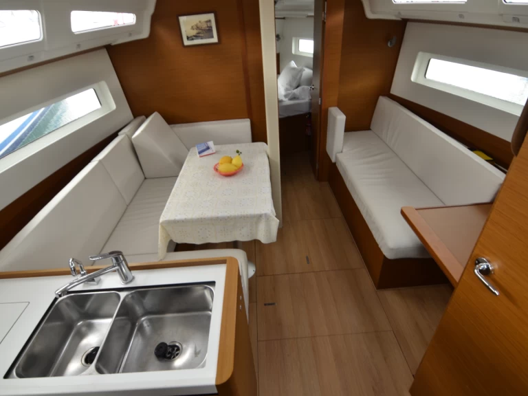 Yacht charter Cannigione billig Sun Odyssey 380