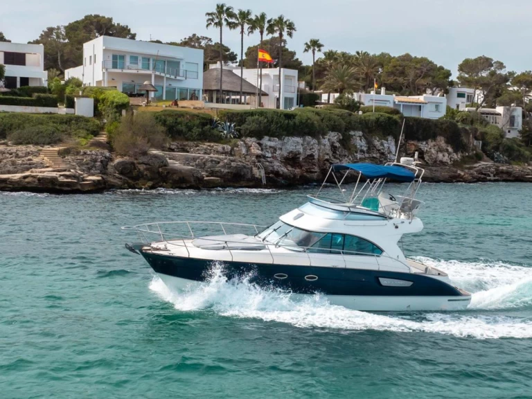 Bénéteau Antares 12 Fly charter bareboat eller skeppad i Pomer