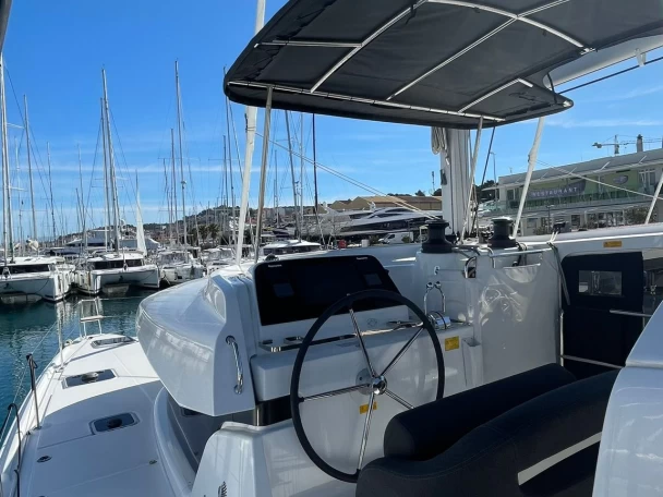Lagoon Lagoon 42 charter bareboat eller skeppad i Trogir 
