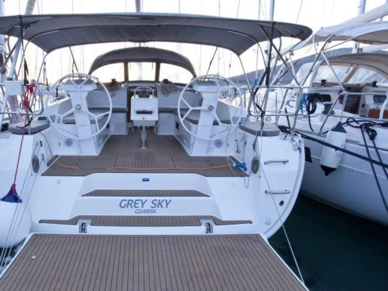 Bavaria Cruiser 46 charter bareboat eller skeppad i Trogir 