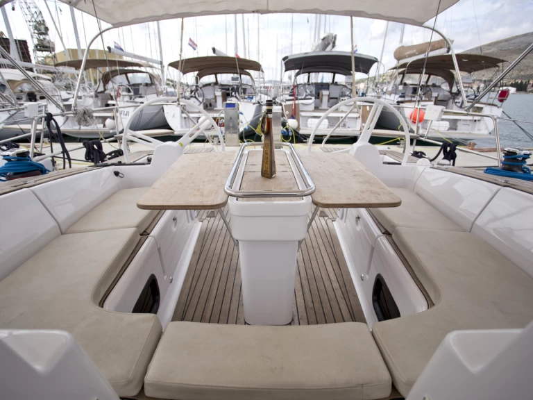 Hyra Segelbåt  med eller utan skeppare Elan Trogir  