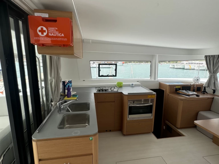 Katamaran  för uthyrning Donji Seget till det bästa priset 