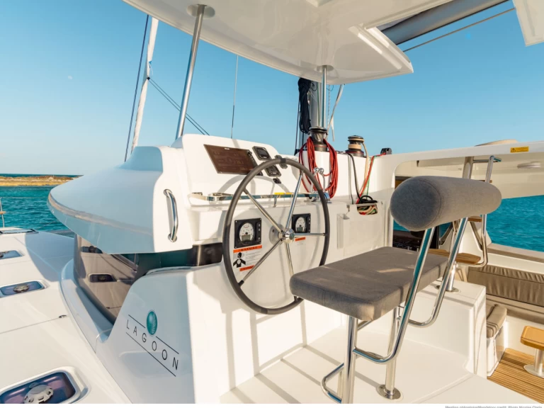 Lagoon Lagoon 42 charter bareboat eller skeppad i Trogir 