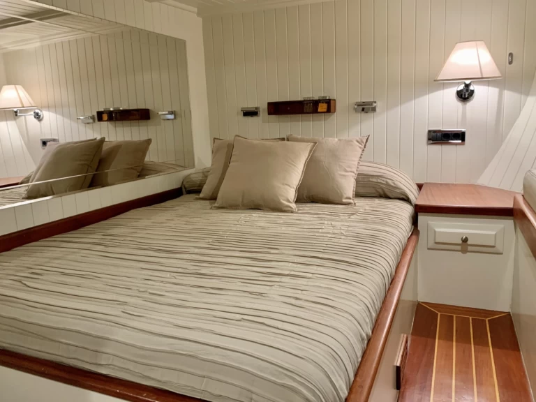 Hyr en Neta Marine Ketch Trapani Port 