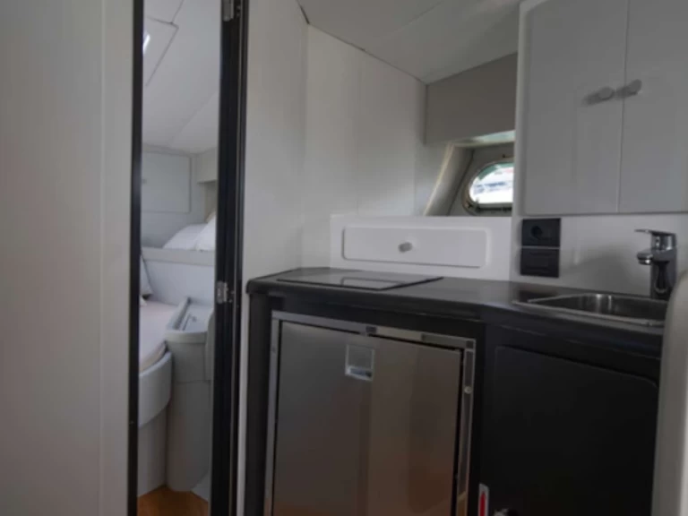 Magnum 40 charter bareboat eller skeppad i Portofino