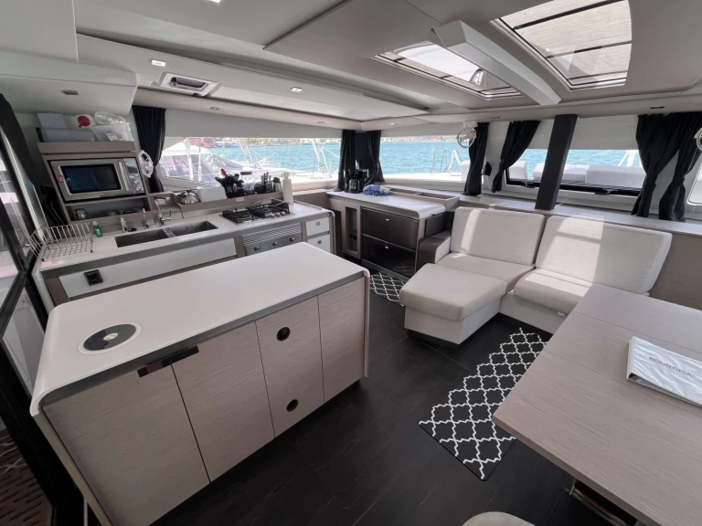 Uthyrning Lyx yacht Fountaine Pajot med en båtlicens 