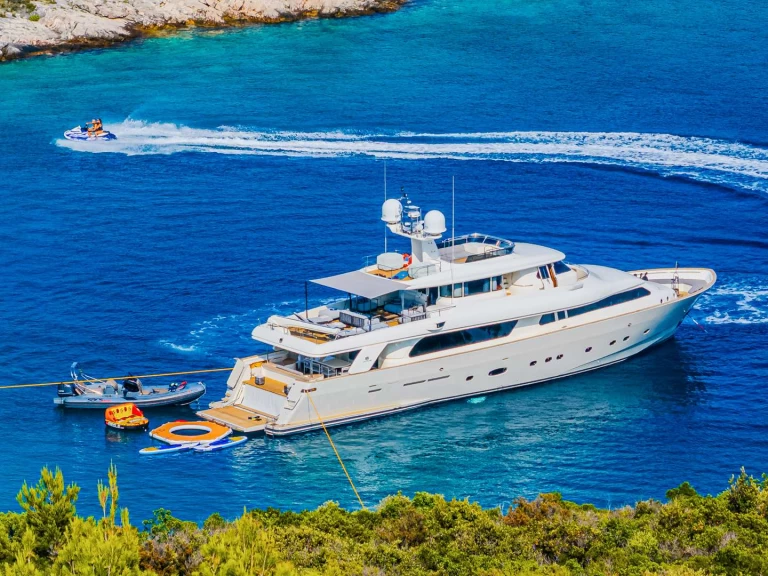 Ferretti KLOBUK charter bareboat eller skeppad i Kaštel Gomilica