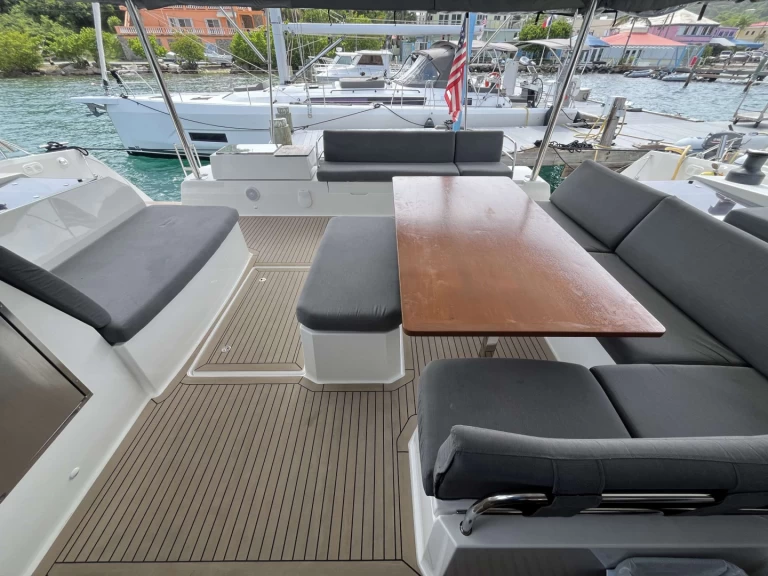 Hyra Lyx yacht med eller utan skeppare Fountaine Pajot Freeport 