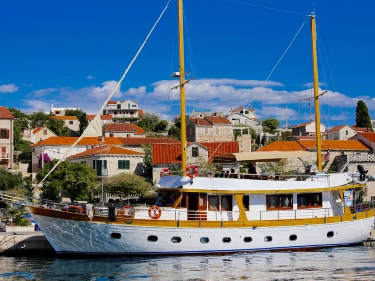 Uthyrning Lyx yacht Custom med en båtlicens 