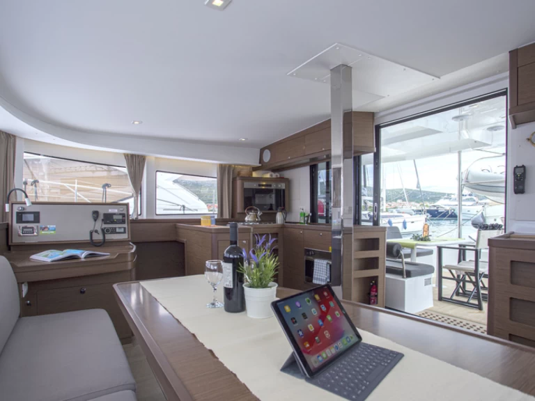 Hyra Katamaran  med eller utan skeppare Lagoon Trogir  