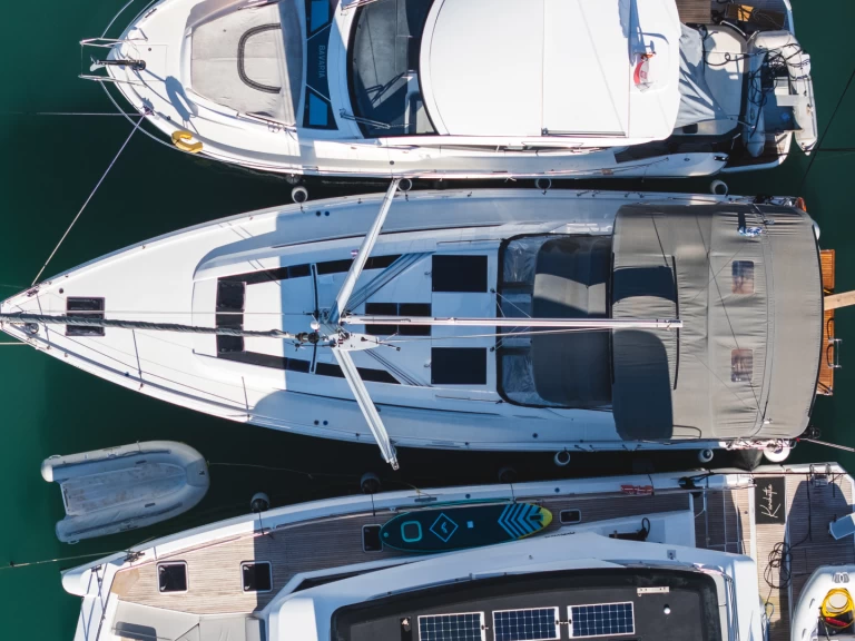 Bénéteau Oceanis 51.1 charter bareboat eller skeppad i Lefkáda