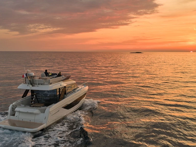 Uthyrning Lyx yacht Prestige Yachts med en båtlicens 